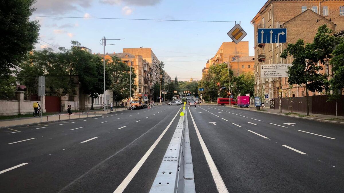 Столицю заливають водою — у Києві поливають дороги через спеку Столицю заливають водою — у Києві поливають дороги через спеку