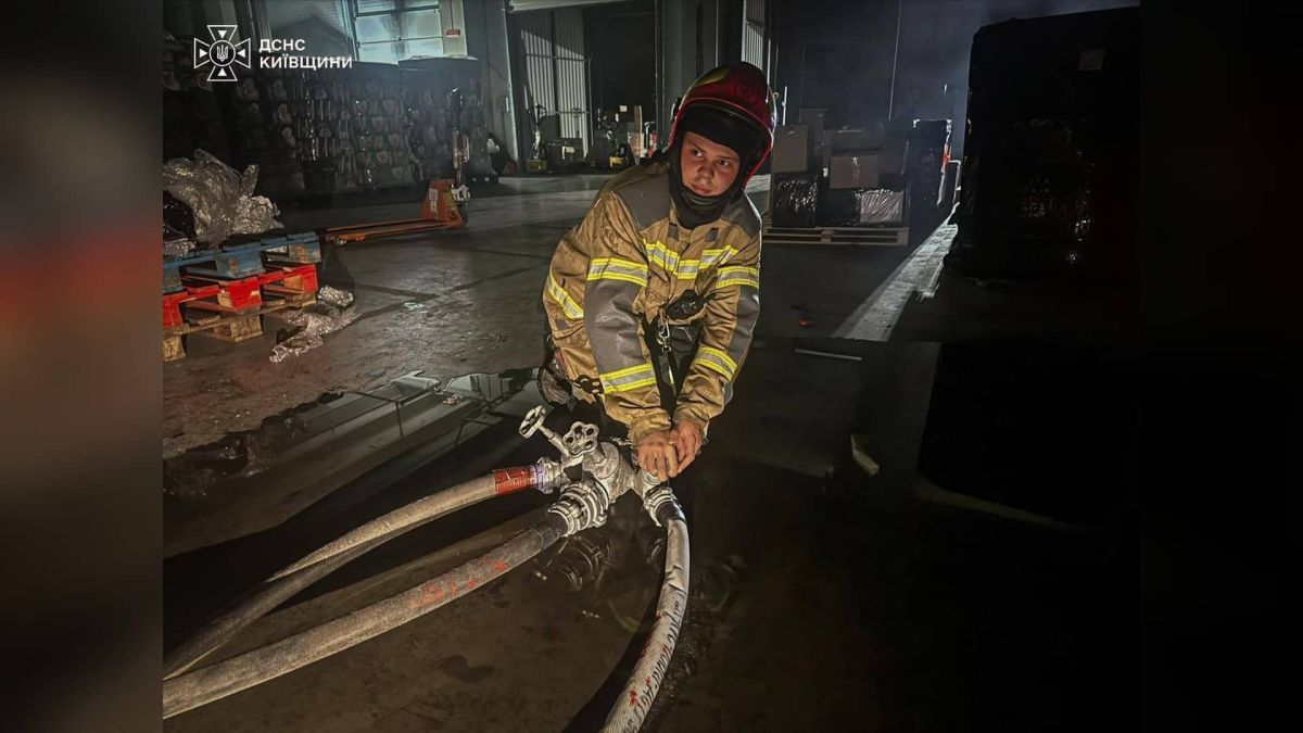 На Київщині через атаку дронів поранено жінку, пошкоджено будинки Наслідки ворожої атаки дронами на Київщину: у Фастівському районі поранено жінку, в Обухівському пошкоджено приватний будинок