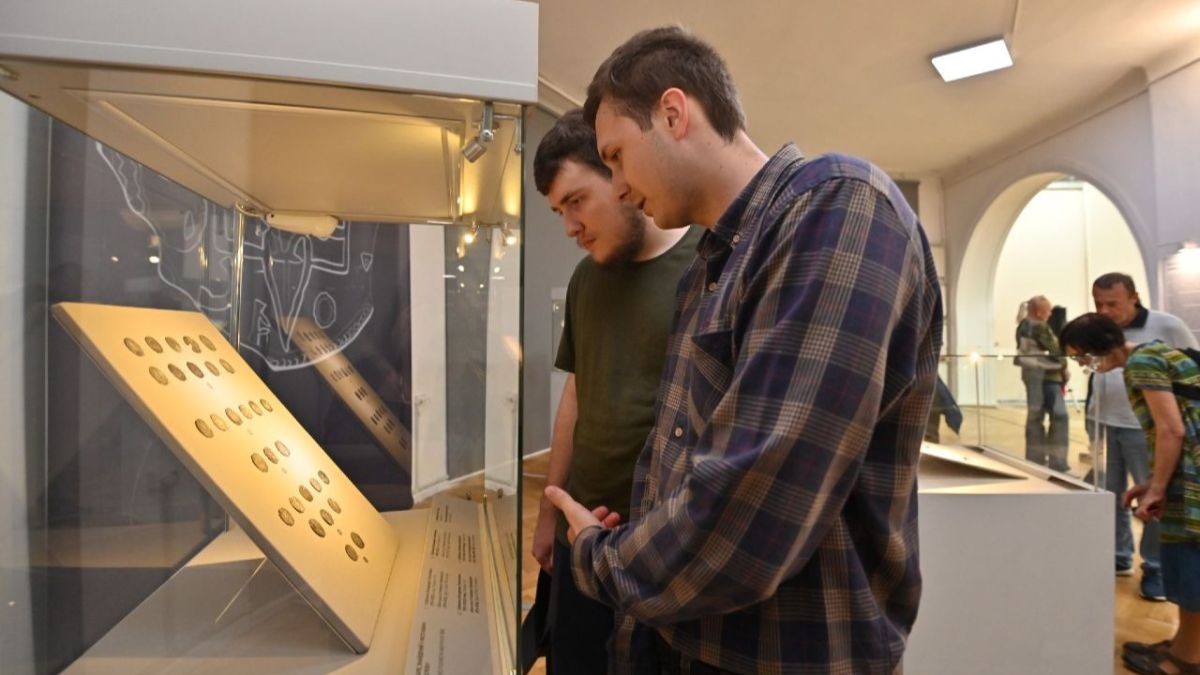 Скарби державності: у Києві триває унікальна експозиція про тризуб і княжі артефакти Скарби державності: у Києві триває унікальна експозиція про тризуб і княжі артефакти