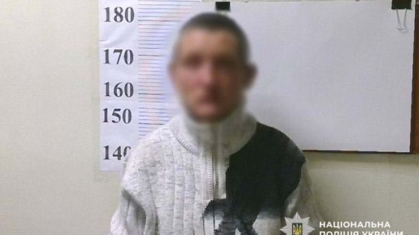 Кияни отримали по 9 років за продаж фальшивих доларів із Туреччини Поліцейські затримують підозрюваного у пограбуванні кав'ярні на вулиці Мілютенка у Деснянському районі Києва