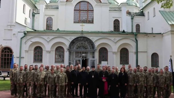 У Софії Київській відзначили 13-й випуск капеланів ЗСУ Військові капелани ЗСУ та Державної прикордонної служби на церемонії випуску 13-го набору біля Софійського собору в Києві, 1 травня 2026 року