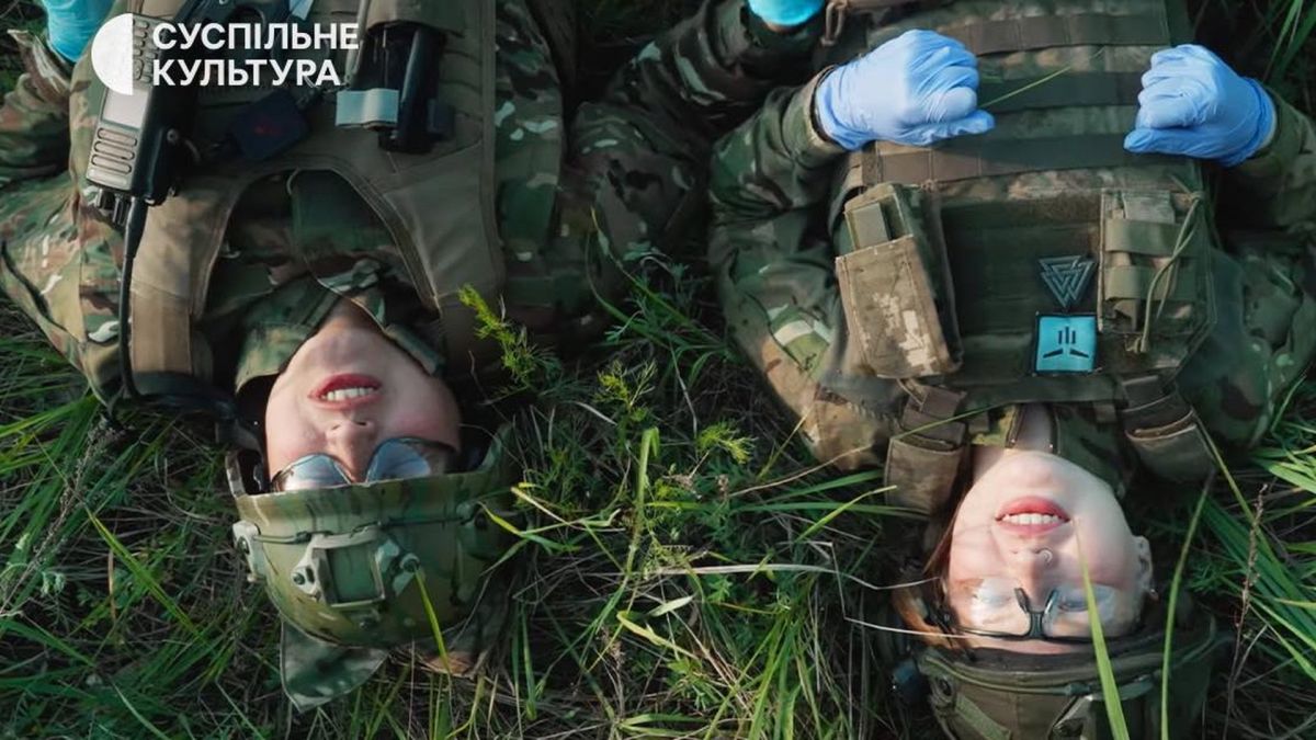 Фільм «Куба & Аляска» тепер можна дивитись онлайн на Суспільному Дві жінки військові лежать на траві і посміхаються