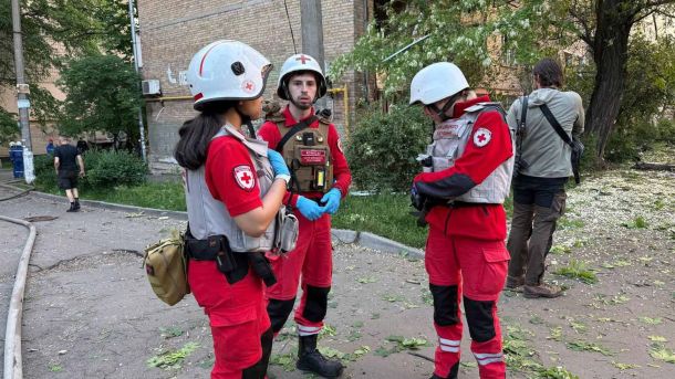 Після вечірки з російськими піснями в київському клубі адмінці склали протокол Рятувальники Червоного Хреста у захисних шоломах та уніформі на місці ракетної атаки у Шевченківському районі Києва 24 травня 2026 року