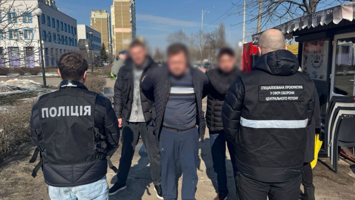 Обіцяв виїзд «священнослужителем» за $10 000: у Києві затримали шахрая Обіцяв виїзд «священнослужителем» за $10 000: у Києві затримали шахрая
