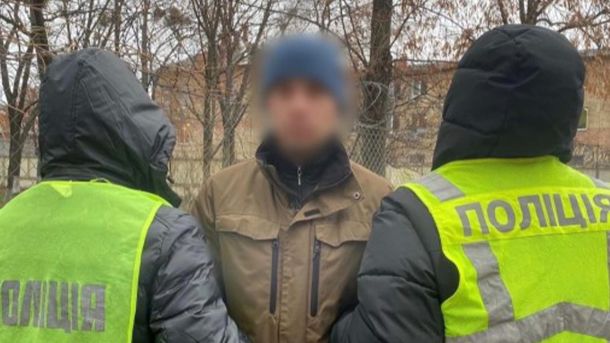 Лікарі інституту Амосова провели операцію з видалення уламка з серця пораненого військового Затриманий чоловік із заблюреним обличчям