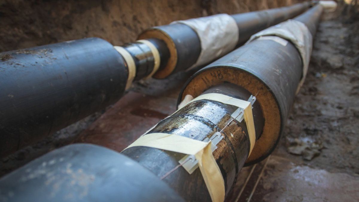Киянам не нарахували плату за опалення під час обстрілів Теплові труби великого діаметру з ізоляцією у відкритому котловані під час ремонту теплотраси
