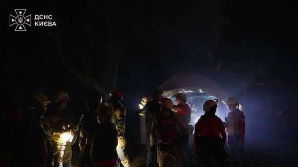 У Солом’янському люди заблоковані в укритті, у Святошинському горять склади, 8 загиблих, 33 постраждалих Рятувальники ДСНС у захисному спорядженні працюють вночі на місці пошкодженого атакою будинку в Києві