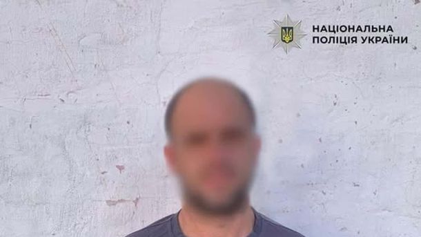 П'яний киянин влаштував бійку в супермаркеті АТБ: 2,35 проміле Затриманий 29-річний чоловік, який обкрадав пошкоджені квартири в провулку Хорива на Подолі в Києві під час ракетної атаки 24 травня 2026 року