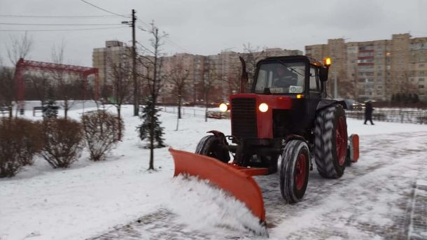 З 1 січня 2026 року нові правила в Київській кільцевій електричці Трактор прибирає сніг