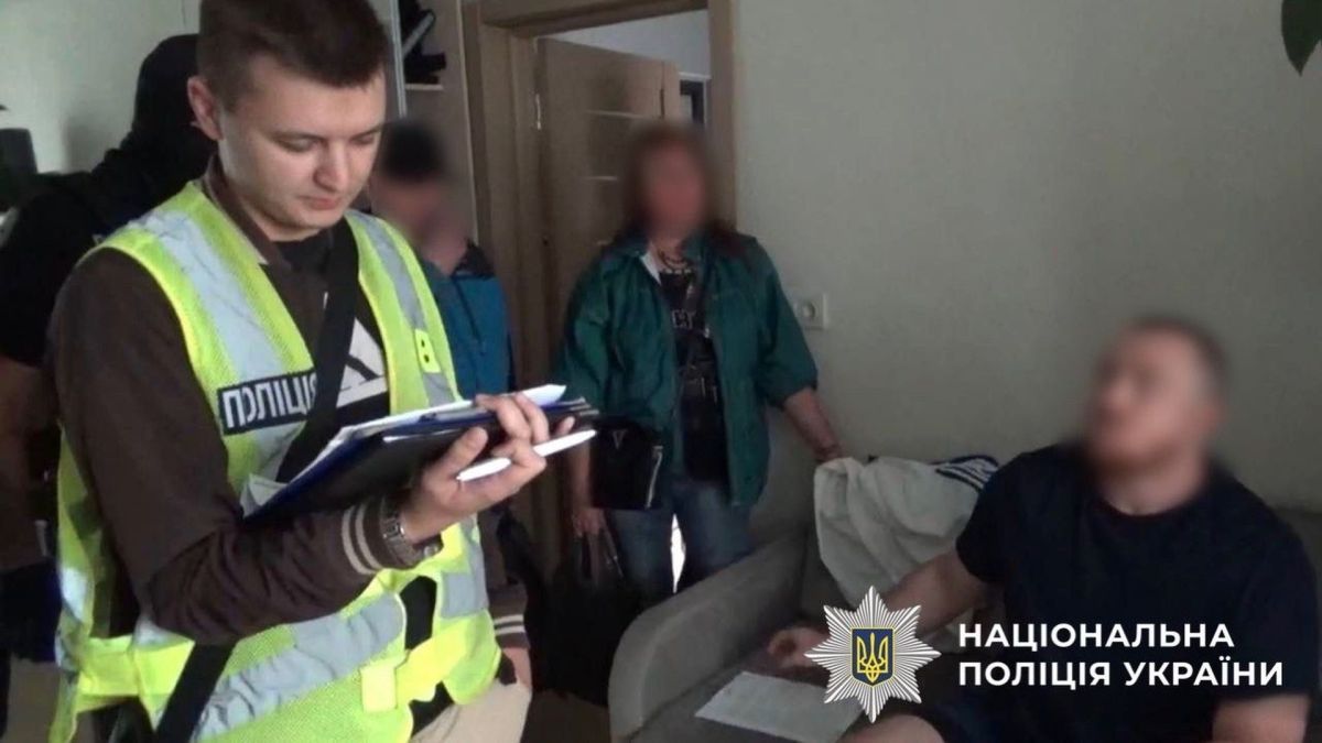 У Києві чоловік видавав себе за мольфара і знімав «порчу» онлайн Поліцейський у жовтому жилеті проводить слідчі дії у квартирі, де присутні кілька людей