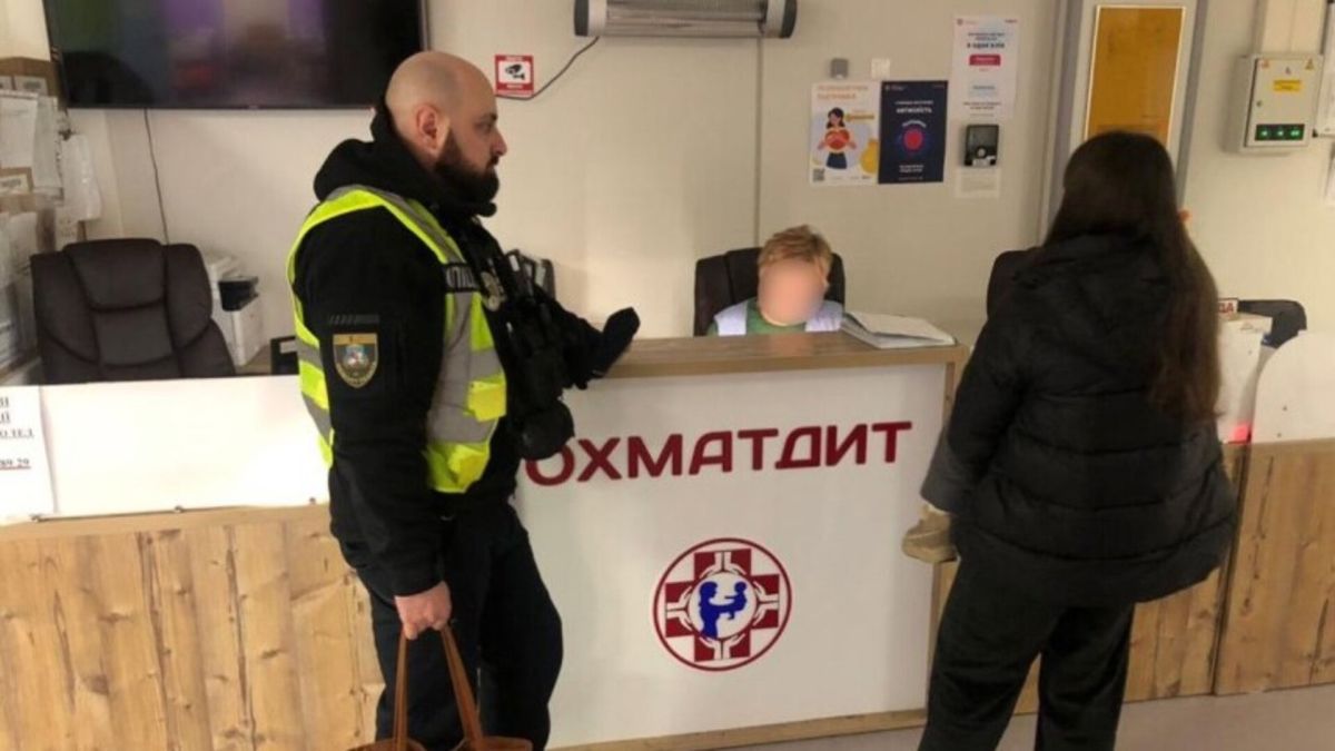 Київщина: малюк проковтнув ручку — поліція відвезла до Охматдиту вночі Поліцейський та матір з дитиною в Охматдиті