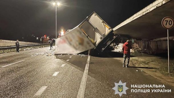 Великий затор на Кільцевій біля Жулянського шляхопроводу: що сталося Вантажівка врізалась в міст і завалилась на бік, перекривши частину дороги, це відбувається вночі