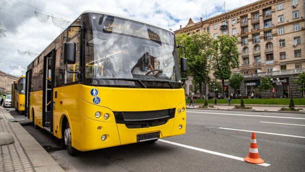 Лук'янівка: «Київську Русь» не відремонтують до кінця війни Автобус на Хрещатику