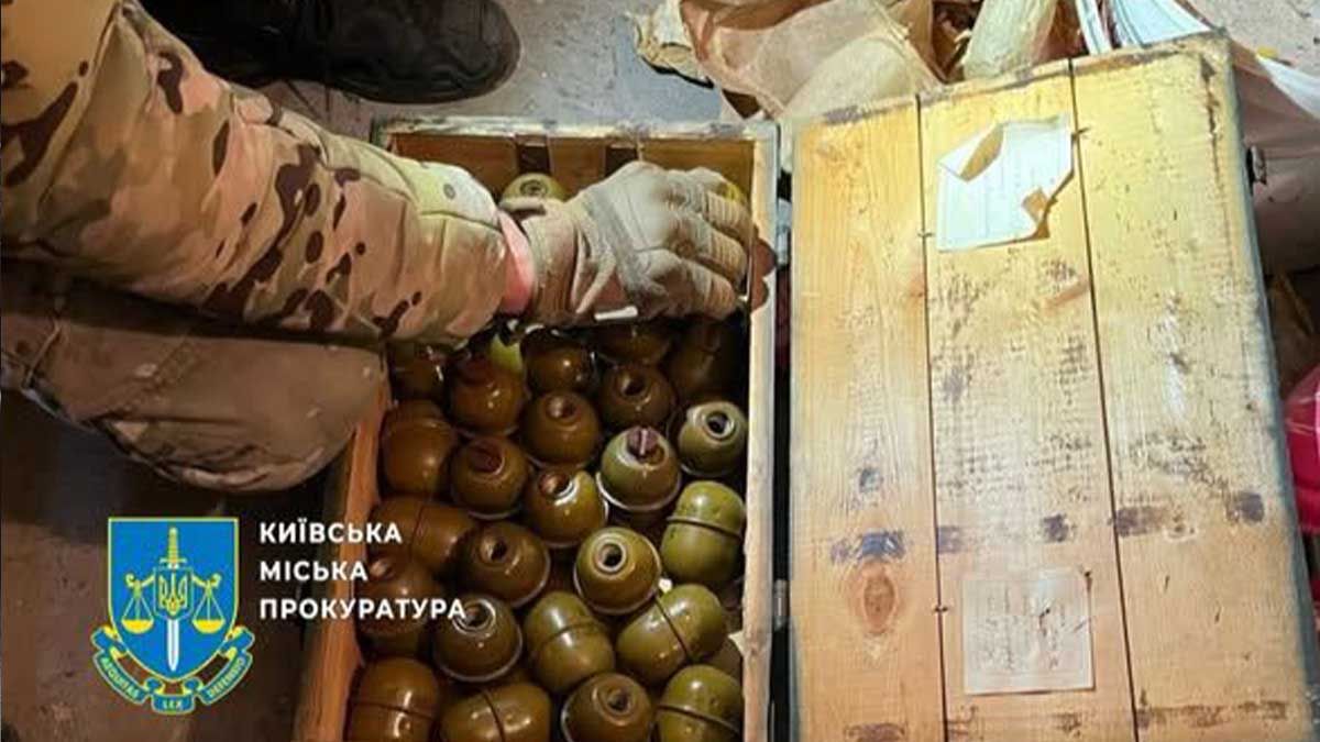 У Києві викрито схрони зі зброєю — понад 100 гранат, РПГ та тисячі набоїв ящик з гранатами