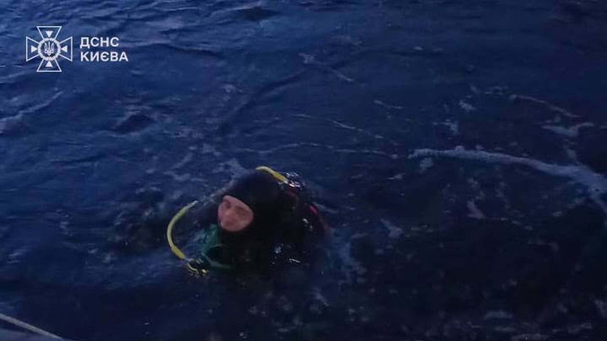 У Дарницькому районі водолази ДСНС підняли з Дніпра тіло потонулого Водолаз ДСНС Києва у воді під час водолазно-пошукових робіт на Дніпрі біля Дарницького району, пошук тіла потонулого чоловіка