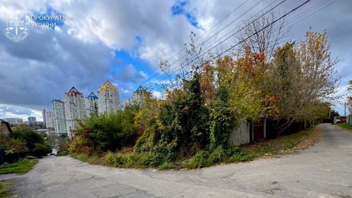 Прокуратура вимагає розірвати скандальну оренду за 32 млн: ділянку на вул. Проценко не використовують 19 років Ділянка на Проценка, за якою видно висотні будинки