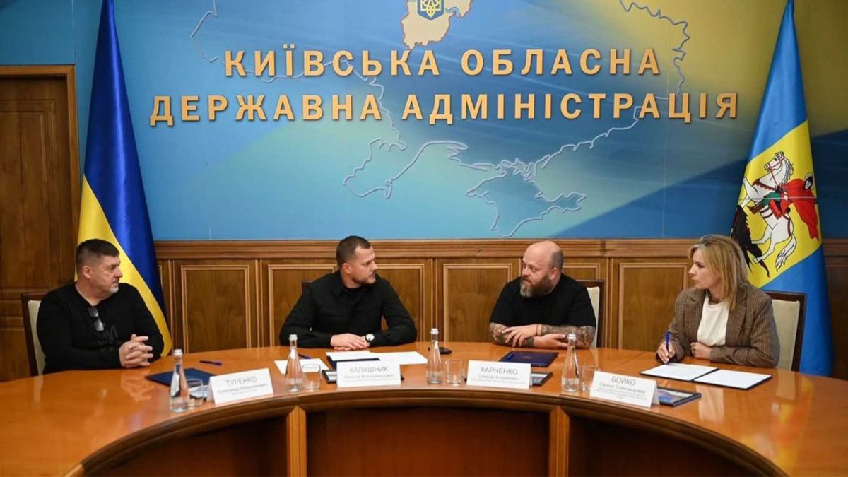 ВПО з окупованої Луганщини нарешті отримають житло на Київщині фігури людей за столом, українські прапори на фоні, важливі міські та регіональні новини