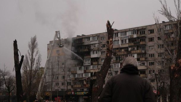 Опалення в Києві 2025–2026: від графіків до компенсацій Рятувальники гасять пожежу в будинку після російського удару