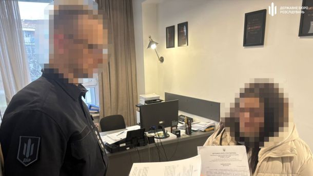 У Києві викрито схему відмивання 2 мільярдів у київських аптеках Правоохоронець і підозрювана з документами