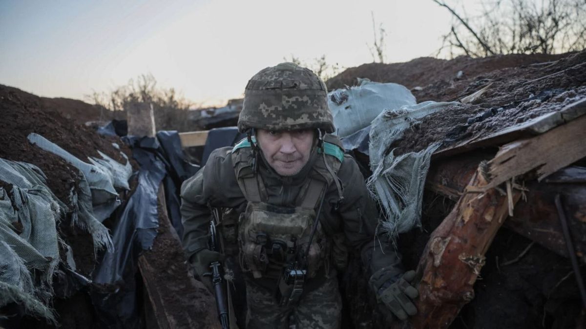 247 боїв за добу: де на фронті було найважче — дані Генштабу Український військовий в окопі на лінії фронту