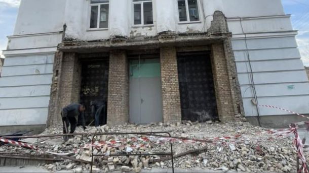 Кличко доручив підвищити тарифи на проїзд для киян Розібраний ґанок історичної школи на вулиці Волоській 16 на Подолі з купами будівельного сміття та робітниками