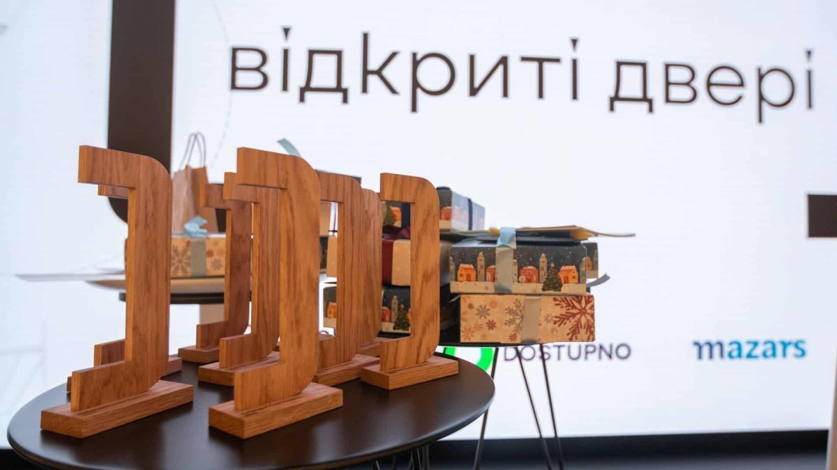 Нагорода «Відкриті двері» повертається: заявки приймають до 25 жовтня Дерев’яні статуетки нагороди «Відкриті двері» за безбар’єрні простори на столі на тлі екрана з назвою премії
