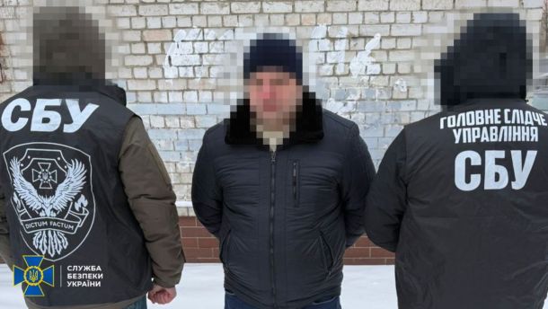 Київське метро закуповує 4 460 стільців для укриттів замість втрачених Два працівники СБУ і підозрюваний