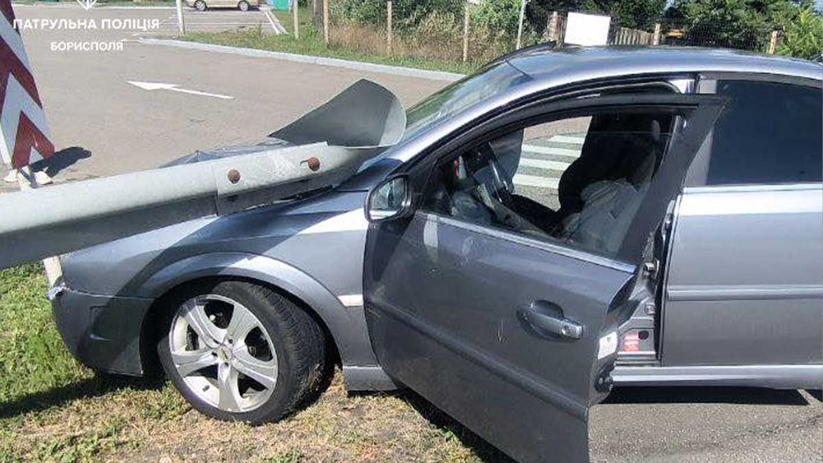 На Бориспільщині 23-річна водійка Opel врізалася у відбійник через перевищення швидкості На Бориспільщині 23-річна водійка Opel врізалася у відбійник через перевищення швидкості