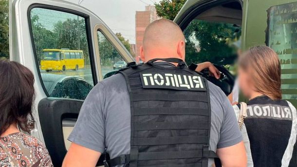 У Києві викрили схему фіктивної інвалідності за 25–30 тис. доларів Поліцейські у бронежилетах біля автомобіля під час спецоперації