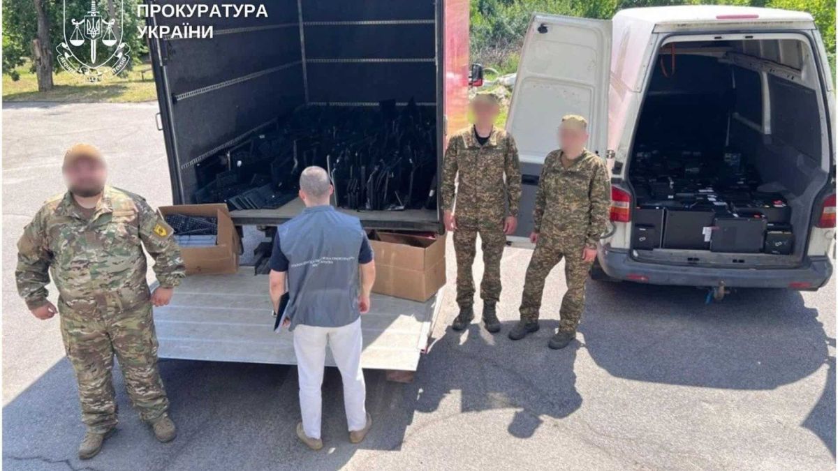 Техніку з шахрайських кол-центрів Києва передали на потреби ЗСУ Комп'ютерна техніка з шахрайських кол-центрів Києва — понад 130 моніторів та 100 системних блоків передано на потреби ЗСУ