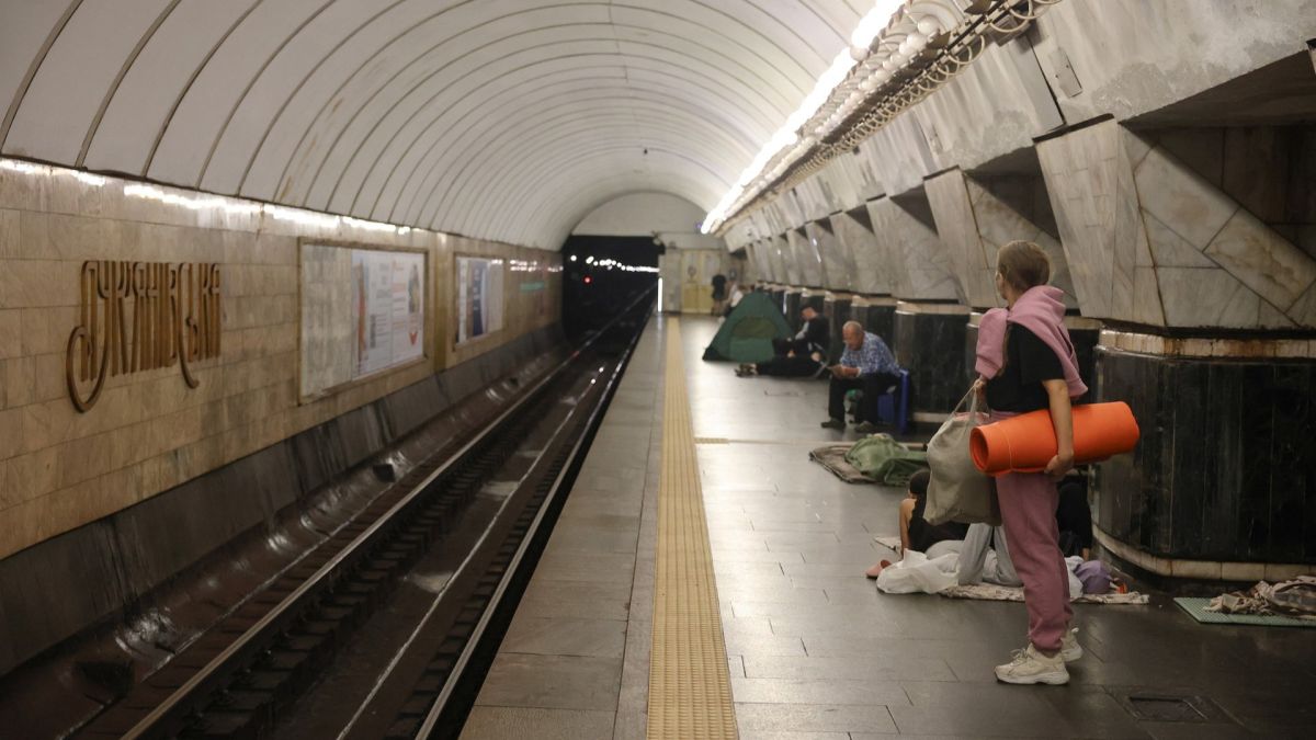 Київ під атакою РФ: вибухи та зупинка метро станція метро на якій стоять люди