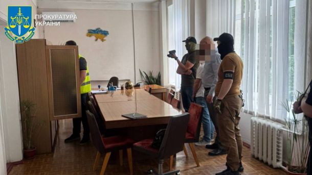 На Київщині проведуть планові відключення світла: розклад по Бучі та Луб’янці Кабінет із довгим дерев’яним столом, де співробітники СБУ та прокурори проводять слідчі дії