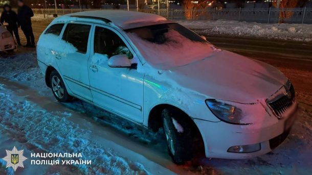 Порятунок на Оболоні: маму з донькою зняли з крижини за 200 м від берега Порятунок на Оболоні: маму з донькою зняли з крижини за 200 м від берега