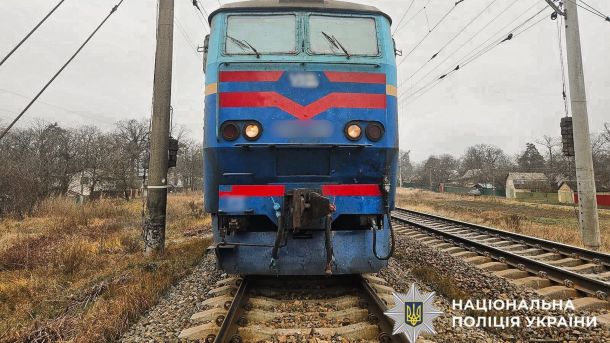 50-річний чоловік загинув під колесами потяга у Ворзелі Синій потяг стоїть на коліях