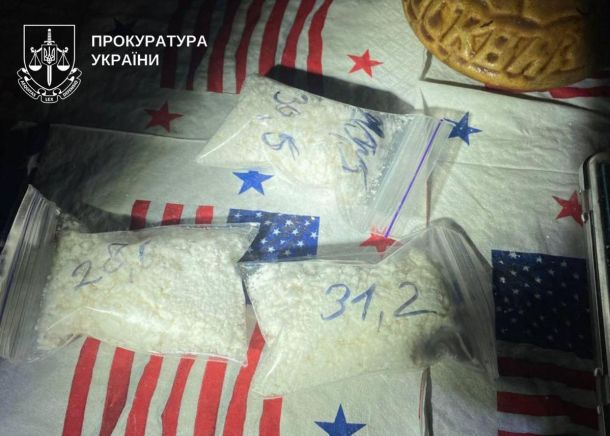 У Києві викрили групу, що контролювала понад 20 незаконних гральних закладів злочинець із наркотиками у пакеті на фоні прапора США і логотип прокуратури України.