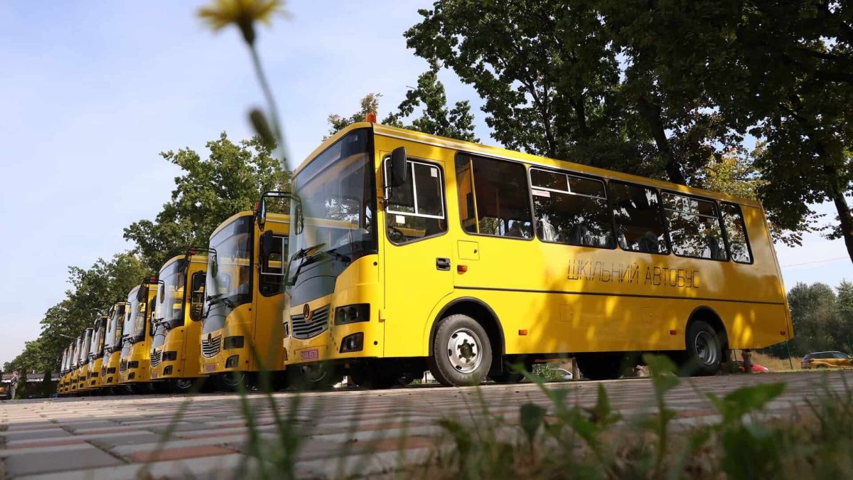 З дому до школи: громади закупили понад 1500 українських шкільних автобусів за три роки З дому до школи: громади закупили понад 1500 українських шкільних автобусів за три роки
