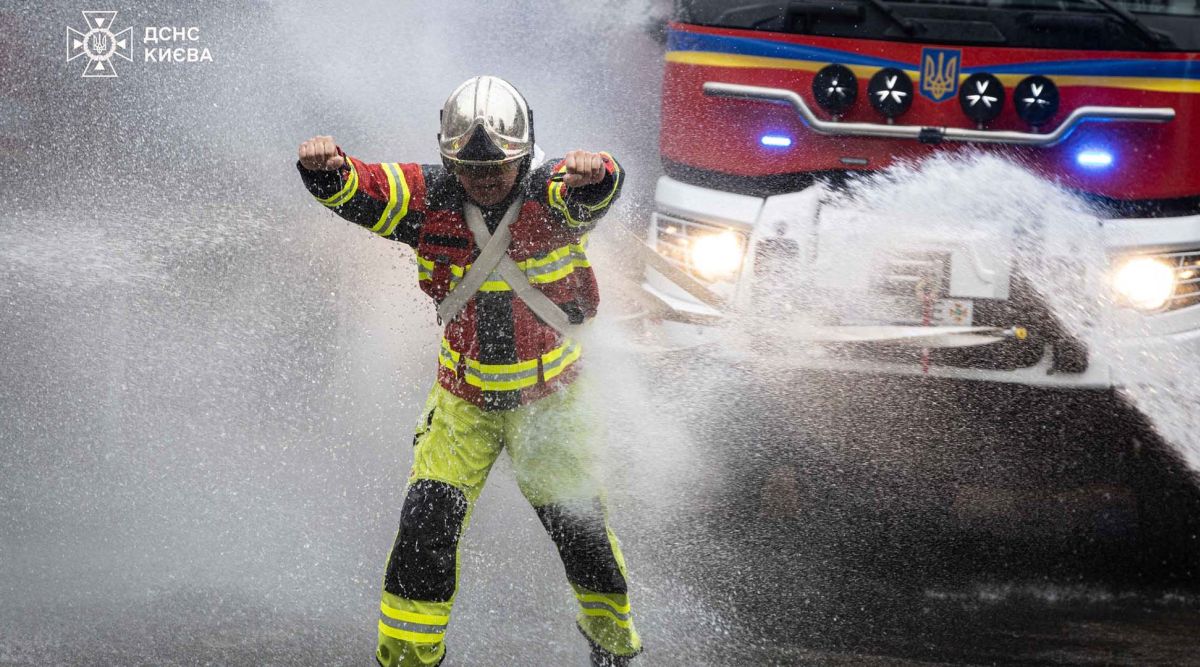 Київські рятувальники підбили підсумки найважчої зими за час війни Рятувальники ДСНС гасять пожежу, пожежна техніка на місці події