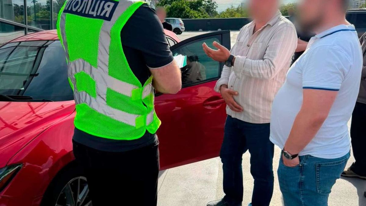 Адвокат на Київщині вимагав 25 000 доларів за інвалідність Поліція Києва затримала 40-річного адвоката, який вимагав 25 000 доларів за вплив на посадових осіб при оформленні інвалідності