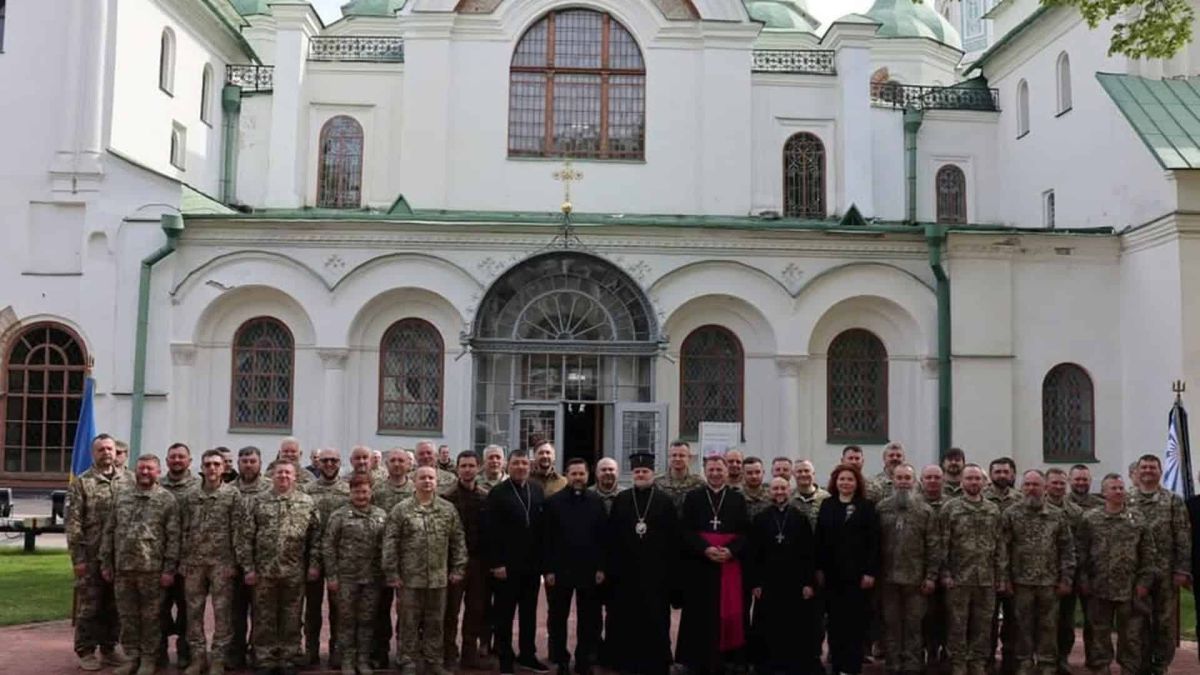 У Софії Київській відзначили 13-й випуск капеланів ЗСУ Військові капелани ЗСУ та Державної прикордонної служби на церемонії випуску 13-го набору біля Софійського собору в Києві, 1 травня 2026 року