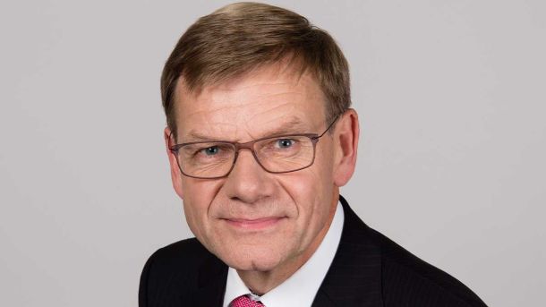 Німеччина та Норвегія нададуть Україні додаткові комплекси Patriot A man in glasses and a suit with a pink tie