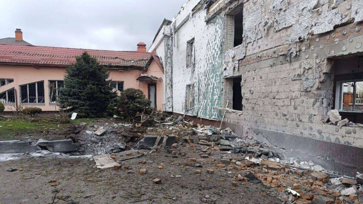 Атака дронів і ракет на Київщину: пошкоджені будинки у трьох районах, є поранений Атака дронів і ракет на Київщину: пошкоджені будинки у трьох районах, є поранений