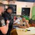 Головні новини Києва | Kyiv.News Співробітники СБУ вручають повідомлення про підозру у хабарництві детективу БЕБ у кафе — операція Офісу Генерального прокурора