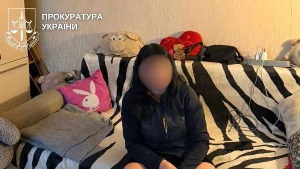 Киянка почала доглядати за 14-річною донькою лише після підозри у знущанні Жінка, підозрювана у систематичному невиконанні батьківських обов'язків та знущанні над 14-річною донькою, під час слідчих дій у Києві