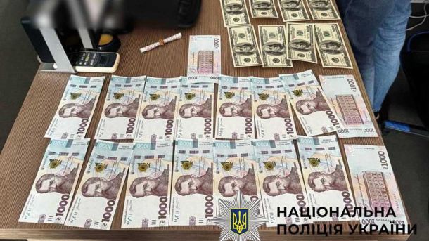 У Києві сусіди зворушливо провели тромбоніста, який щоранку грав гімн України (відео) У Києві сусіди зворушливо провели тромбоніста, який щоранку грав гімн України (відео)