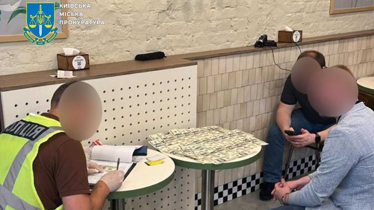 Працівника суду спіймали на хабарі за «допомогу» в оновленні військових даних у ТЦК Працівника суду спіймали на хабарі за «допомогу» в оновленні військових даних у ТЦК