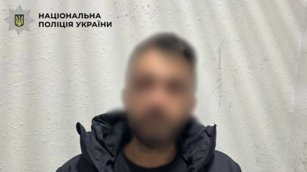 НБУ вимагає пояснень від monobank через фото клієнтки на тлі прапора рф Затриманий іноземець з документами у відділку поліції Святошинського району Києва