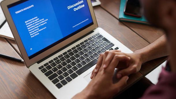 ВетеранPRO: всі держпослуги для киян в одному місці Людина за ноутбуком