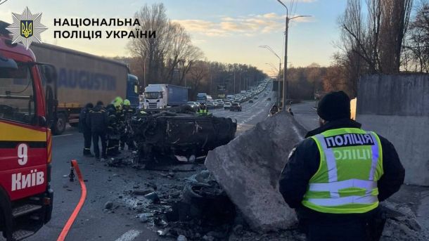 Водій Porsche зіткнувся з бетонною огорожею на Берестейському проспекті (відео) ДТП, рятувальники оглядають автомобіль, за цим спостерігає поліцейський