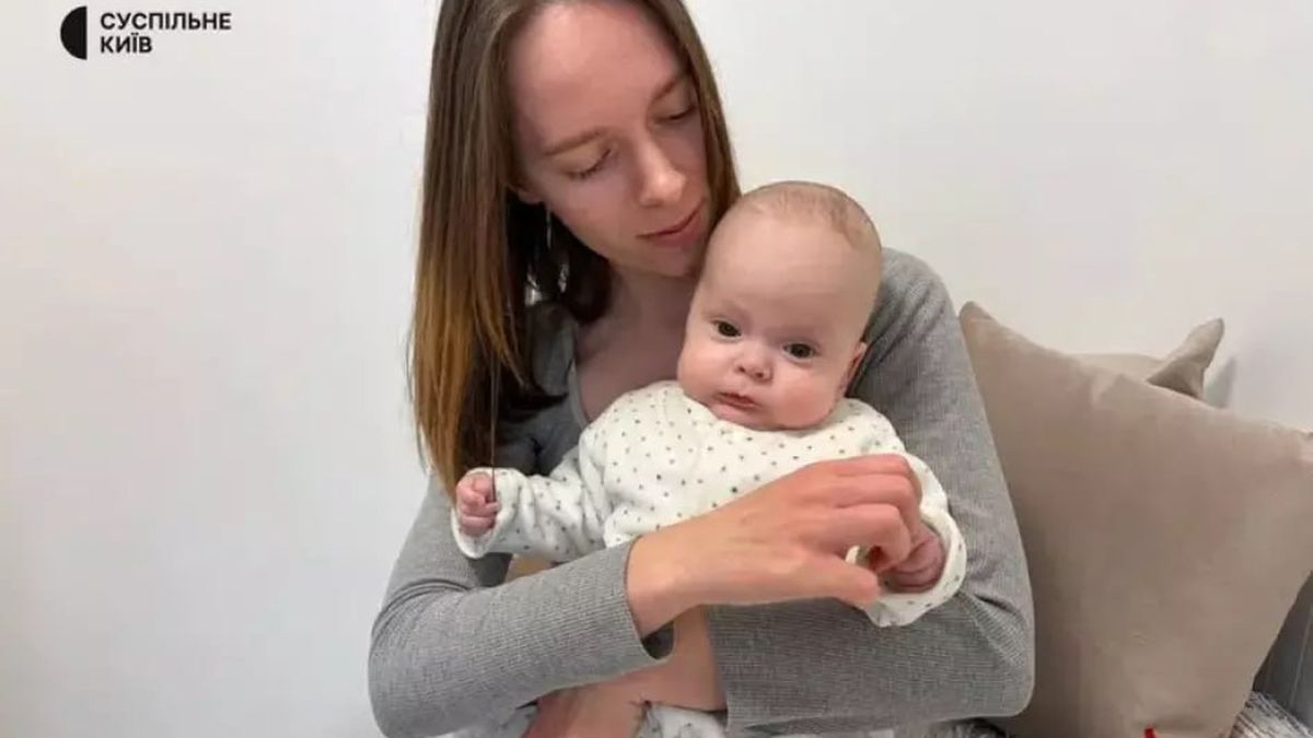 Народжений під обстрілом: як живе Назарчик, який втратив маму через атаку на Київ Жінка тримає на руках немовля Назарчика, який народився під час обстрілу Києва та втратив маму