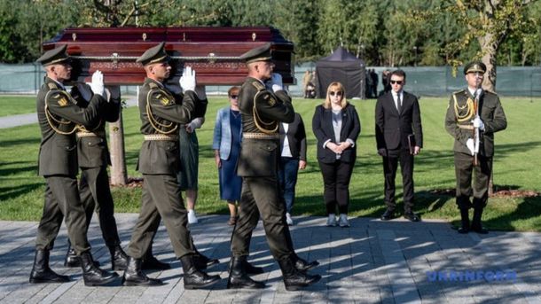 Собака Джессі, яка втратила господаря під час обстрілу, живе з рятувальниками ДСНС Собака Джессі, яка втратила господаря під час обстрілу, живе з рятувальниками ДСНС